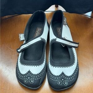 Hot Chocolate Women's Black & White Mary Jane Flats
